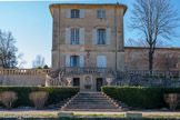 <center>Domaine d'Arnajon.</center> Prosper Le Blanc de Castillon construit l’extension de la ferme actuelle, à droite, en 1818. Cette façade est la belle façade qui est vue de la route qui relie Aix et Cadenet.