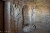 <center>Domaine d'Arnajon.</center> Ses côtés sont creusés de niches qui abritaient des statues. De grandes cariatides, similaires à celles de Vaux le Vicomte, marquent les angles et arrosaient autrefois le visiteur de leurs jeux d’eaux. Les travaux ont vraisemblablement été réalisés dans les années 1680.