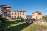 <center>Domaine d'Arnajon.</center> En 1660, Louise d’Hugoleny, arrière-petite-fille d’Abel, épouse Jacques Blanc. Celui-ci, marchand, issu d’une famille de marchands aixois, entre rapidement à la cour des Comptes d’Aix comme auditeur et archivaire puis achète la charge de trésorier général de France en 1673. C’est à partir de 1662 que l’on suit une série logique de travaux et l’élargissement du domaine par achats de terres, vignes et vergers, ainsi que la construction de ce qu’on appelle la « maison neuve » qui domine encore aujourd’hui le jardin en terrasses sur l’axe ouest-est. Cet axe est privilégié par Jacques Blanc pour créer une série de terrasses, bassins et jardin fruitier descendant jusqu’au grand chemin entre Aix et Cadenet.