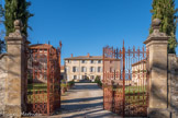 <center>Domaine d'Arnajon.</center> Deux familles ont été propriétaires du château d’Arnajon depuis la construction de la bastide dans son état actuel : les Le Blanc de Castillon et la famille de Solliers / Pascal. C’est la famille Maty puis le notaire aixois Abel Hugoleny – époux de Madeleine Maty – et leur descendance qui ont acquis peu à peu des terres et des bâtis regroupés au XVIè siècle sur l’emplacement actuel de la bastide, de la ferme et du potager pour constituer un domaine agricole conséquent.