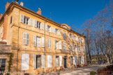 <center>Château de la Mignarde.</center> La Bastide, dénommée aussi château de la Mignarde (2ème moitié 17e siècle et 2ème moitié 18e siècle) a été largement remaniée par Sauveur Mignard, confiseur et inventeur des « mignardises,  vers 1770, pour en faire une demeure à l'italienne. Jean Joseph Pierre Pascalis, un partisan de la monarchie, s'y cache au cours de la Révolution française. Il y est arrêté lors des émeutes de décembre 1790 par 80 hommes en armes et ils le pendirent à un arbre du cours Mirabeau.