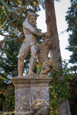 <center>Château de la Mignarde.</center> Hercule combattant le lion de Némée.
