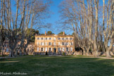 <center>Château de la Mignarde.</center> La façade du XVIIIème siècle est rythmée par un corps central auquel s'ajoutent des éléments symétriques. Elle comporte vingt-sept fenêtres.