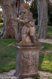 <center>Château de la Mignarde.</center> Petit bourgeois offrant un cadeau...
