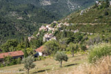 <center>Brantes
</center> Brantes est un village aux ruelles en calades, aux passages voûtés, aux portes anciennes et aux vieilles maisons de pierre. Il est construit en nid d'aigle sur les contreforts de la montagne.