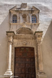 <center>Buis-les-Baronnies. Chapelle des Ursulines (XVIIe siècle)</center> De leur église inaugurée en 1653 ne demeure que la porte monumentale: Elle a emprunté à l'architecture antique, colonnes, chapiteaux d'inspiration ionique soulignés de guirlandes, etc. Un fronton triangulaire surmonte deux fenêtres destinées à éclairer une tribune intérieure. Les