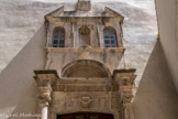<center>Buis-les-Baronnies. Chapelle des Ursulines (XVIIe siècle)</center> Entre ces deux fenêtres se trouve une niche probablement destinée à recevoir la statue de sainte Ursule. La liaison avec l'encadrement de la porte est assuré par un arc aveugle destiné à maintenir un équilibre avec la hauteur de la façade actuellement réduite d'un tiers.