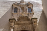 <center>Buis-les-Baronnies. Chapelle des Ursulines (XVIIe siècle)</center> Un fronton triangulaire surmonte deux fenêtres destinées à éclairer une tribune intérieure.