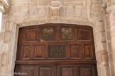 <center>Buis-les-Baronnies. Chapelle des Ursulines (XVIIe siècle)</center> Le chrisme, avec l'alpha et l'oméga, est surmonté de deux coeurs dans lesquels sont inscxrits les deux lettres S et U (Sainte Ursule).