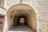 <center>Buis-les-Baronnies. Couvent des Dominicains</center> Passage couvert. Très rapidement le couvent devient un important propriétaire foncier ainsi qu'un moteur économique pour la ville et sa région. C'est sans doute une des raisons pour laquelle il est investi et brûlé en 1562 par les troupes protestantes. Les Dominicains se réfugient alors à l'intérieur de la ville qu'ils doivent quitter en 1568 lors de son occupation par les protestants.