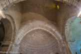 <center>Notre-Dame de-Beauvert</center> Voûte du transept, avec le choeur en face et les absidioles de chaque côté. Les trois absides semi-circulaires, voûtées en cul-de-four, ouvrent sur le transept par des arcs brisés.