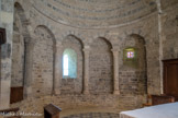 <center>Notre-Dame de-Beauvert</center> L'abside centrale est décorée par une arcature, dont les supports sont ornés de chapiteaux à feuillages très stylisés ; la polychromie des matériaux qui y sont mis en œuvre dénote une certaine recherche et l'influence de l'architecture lombarde et alpine et/ou auvergnate. Elle est visible au niveau des arcs de la colonnade de fond d’abside (alternance de pierres blanches et noires). Cette polychromie se manifeste aussi par la présence de trois bandes horizontales sur le cul-de-four, mais ne se poursuit pas dans la partie supérieure.