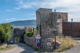 <center>Sainte-Jallle</center> Le nom de la commune est celui d'une sainte du VIe siècle, Sainte Galle. Gros village de la fertile et riche vallée qu’on appelait « le grenier des Baronnies », Sainte-Jalle était à l'époque romaine le centre du pagus Bag(inensis), une des subdivisions de la cité des Voconces. Les moines de l’abbaye de Bodon de Saint-May s'y installent au VIIe siècle et lui donnèrent le nom de Sainte-Galle, la vierge chrétienne qui, d’après la légende, avait mis les barbares en fuite sous les murs de Valence. Ce nom fut changé, à travers les siècles en celui de Sainte-Jalle. Le château a été récemment restauré avec un donjon du XIIe siècle et un logis flanqué d'une tour circulaire du XVIe siècle.