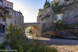 <center><center>Vaison-la-Romaine : le pont romain. </center></center>L'ouvrage est ancré dans la roche au niveau d'un rétrécissement de l’Ouvèze. Bâtie en grand appareil à joints vifs, son arche unique, de 14,80 m d'ouverture et large de 9,70 m, est constituée de cinq arcs en plein cintre. A gauche, le corps de garde.