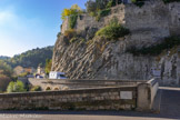 <center><center>Vaison-la-Romaine : le pont romain. </center></center>Après la crue du 22 septembre 1992, un nouveau parapet a été construit en pierre de taille de Beaumont du Ventoux. Le profil en dos d'âne, très marqué à l'origine avec un dénivelé de plus de 1,50 m entre le sommet et les extrémités du pont, a été simplement suggéré.