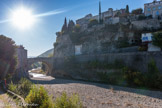 <center><center>Vaison-la-Romaine : le pont romain. </center></center>A partir du Ier siècle ap. J.-C., la rivière est enjambée par ce pont (17 mètres, 20 d'ouverture et 9 mètres 50 de large) bâti en grand appareil (grandes pierres assemblées à joints vifs et liées par des agrafes métalliques). A ses abords, un endiguement (de plus de 5 m de hauteur) protégeait les deux rives de la ville contre les débordements de l’Ouvèze. Elles prenaient appui sur des dalles calcaire portées par des pilotis composés de pieux de chêne. Deux quartiers de la ville se développaient en arrière des digues. Celui de la rive droite comprenait le centre urbain avec de grands édifices publics (forum, théâtre, amphithéâtre...), des rues commerçantes et de grandes domus. En face sur la rive gauche, s'élevaient le quartier de l'ancien oppidum celto-ligures prolongé de part et d'autre des voies partant vers l'Est et l'Ouest.