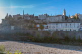 <center><center>Vaison-la-Romaine : l'oppidum. </center></center>Les ligures (VIIe-Ve s av. J.-C.) ont établi leurs habitats sur cette hauteur rocheuse assurant une protection grâce à des versants abrupts ; on a retrouvé des foyers domestiques, des stèles (VIe siècle avant J.C.) et les vestiges d’un rempart avec tour (Ve siècle avant J.-C.) en bordure d'Ouvèze. Cet oppidum (village fortifié) a été délaissé au profit de la rive droite de l’Ouvèze et de la plaine avec rétablissement de la paix romaine.