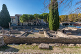 <center><center>Vaison-la-Romaine : le site de Puymin. </center></center>La Maison à l’Apollon lauré. Cette immense maison d’environ 3 000 m2 s’est constituée à partir d’un habitat modeste du Ier siècle avant J-C, au cœur d’un domaine agricole. Au IIème siècle, la domus s’étageait sur plusieurs niveaux au moyen de terrasses et de sous-sols.