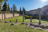 <center><center>Vaison-la-Romaine : le site de Puymin. </center></center>Le sanctuaire à portiques. Ce vaste monument, partiellement dégagé, était probablement un lieu public à vocation de promenade, voire de culte. Ses portiques encadraient un jardin doté d’un grand bassin et d’une construction centrale. En face, dans le mur nord, y répondait une salle mise en valeur par un portique rhodien. Ses dimensions et la présence d’un autel incitent à y voir un lieu de culte consacré à un dieu, un empereur ou une personnalité locale. Aujourd'hui, on penche plutôt à la cour d'une grande maison.