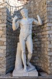 <center><center>Vaison-la-Romaine : le site de Puymin. </center></center>Le sanctuaire à portiques.  Le Diadumène (réplique romaine d’un original du sculpteur Polyclète). La statue représente un jeune athlète ceignant sa tête du bandeau de la victoire, d'où son nom : « celui qui se ceint du bandeau ». Elle aurait été exposée dans le théâtre, démontrant fièrement le raffinement des citoyens romains et leur attachement aux idéaux de la Grèce antique. Elle illustre parfaitement les principes énoncés par Polyclète dans son Canon : la hauteur totale équivaut à sept fois la hauteur de la tête, qui est également la longueur du pied posé et la distance entre les deux pointes des seins. Le torse s'inscrit dans un carré.
Le Diadumène, caractéristique du premier classicisme, mêle l'équilibre au dynamisme, grâce à une savante coordination de la torsion des épaules et des hanches, de la tête et des jambes. Pour équilibrer le marbre, les copistes ont dû ajouter un étai sous la forme d'un tronc d'arbre, qui était absent de l'original en bronze. L'original a été acheté par le British Museum en 1870, où il se trouve toujours.