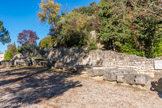 <center><center>Vaison-la-Romaine : le site de Puymin. </center></center>Sarcophages de l’Antiquité tardive (III-IVe s.) et du haut Moyen-âge (Ve-Xe s.)
Avec l’expansion du christianisme, la pratique funéraire de l’incinération fait progressivement place A l’inhumation, tandis que se maintient la tradition antique d’enterrer les défunts à l’extérieur de la ville. Au Ve et VIe siècles, les nécropoles regroupent des sépultures taillées dans le safre, sous tuiles (coffres et hâtières), en coffre de pierre bâti, ou bien en sarcophage sous tuiles, en pierre bâtie, ou bien en sarcophage. Elles se situent au nord (dans le secteur de la chapelle St-Quenin) et à l’ouest de la ville qui s’est rétractée autour des édifices paléochrétiens. Les connaissances actuelles ne permettent pas de la délimiter avec précision.