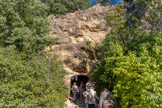 <center><center>Vaison-la-Romaine : le site de Puymin. </center></center>Tunnel qui, au travers de la colline, permet d'atteindre les parties supérieures du théâtre.