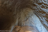 <center><center>Vaison-la-Romaine : le site de Puymin. </center></center>Tunnel qui, au travers de la colline, permet d'atteindre les parties supérieures du théâtre. Il a été creusé à partir de ses deux extrémités, mais à la jonction, il y a une différence de niveau visible au  plafond.