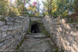 <center><center>Vaison-la-Romaine : le site de Puymin. </center></center>Tunnel qui, au travers de la colline, permet d'atteindre les parties supérieures du théâtre.