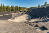 <center><center>Vaison-la-Romaine : le site de Puymin. </center> Le théâtre. C'est l’un des plus petits sur la vallée du Rhône.  Avec 96 m de diamètre,  il  pouvait accueillir  6000 à 7000 spectateurs.  L’édifice creusé dans  le  flanc  nord  de  la  colline  de  Puymin  fut  construit  très  probablement  vers  le  milieu  du  Ie  siècle  ap.  J.C.,  et  remodelé  durant  la  première partie du IIe s. Il a été dégagé de 1907 à 1926 par l’archéologue J. Sautel, puis restauré entre 1932 et 1934  grâce au mécénat de Maurice Burrus.  </center>