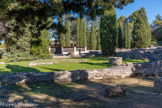 <center><center>Vaison-la-Romaine : le site de Puymin. </center></center>La maison à la tonnelle. Cette demeure s’étend sur environ 3 000 m². La construction est disposée sur plusieurs niveaux comprenant des pièces semi enterrées. Outre son triclinium  d’été (photo) et  ses  salles  nobles  qui  dominaient  le  jardin  et  ses  deux  bassins,  dont l’un vraisemblablement sous tonnelle,  elle  était  aussi dotée  de  secteurs  de  service.  Le  principal  était  organisé  à  partir  de  la  cour  donnant  sur  la  rue. Le jardin intérieur, rafraîchi par un bassin à exèdre, était peut-être agrémenté par une tonnelle. À proximité du puits, un escalier à double volet (à droite) permettait de rejoindre les salles de vie familiale et de réception situées à l’étage.
