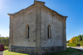 <center><center>Vaison-la-Romaine : la chapelle Saint-Quenin</center></center>Son originalité est son chevet triangulaire avec  les deux baies romanes en plein cintre éclairant l'intérieur de l'abside centrale, mais aussi son appareil mural superbe avec des demi-colonnes à chapiteaux corinthiens  et une corniche à l’antique.