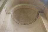 <center><center>Vaison-la-Romaine : la chapelle Saint-Quenin</center></center>La corniche décorée d'oves de l'absidiole.