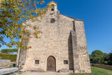 <center><center>Vaison-la-Romaine : la chapelle Saint-Quenin</center></center>La façade principale et les façades latérales sont soutenues par de puissants contreforts. La façade principale est surmontée d'un clocher-mur à une seule baie campanaire. Elle est ornée de deux bas-reliefs, probables remplois paléochrétiens.