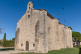 <center><center>Vaison-la-Romaine : la chapelle Saint-Quenin</center></center>La chapelle, dédiée à Saint Quenin, évêque de Vaison au VIème siècle et patron de la ville, est un édifice roman, édifiée dans la seconde moitié du  XIIème siècle. La nef fut reconstruite entre 1630 et 1636, grâce à l’évêque, Monseigneur de Suarès. Le site, occupé durant l’époque romaine par une nécropole attestée par de nombreux vestiges, est demeuré longtemps une zone de sépultures. Pour l’agrandissement de la cave coopérative, un secteur a fait l’objet de fouilles : 135 sépultures (datées entre le Vème et la seconde moitié du Vie siècle) aux formes diverses et réutilisant parfois des fragments d’architecture plus anciens ont été mises au jour : coffres avec entourage et couverture de pierre, ou en tuiles, tombes creusées dans la roche et à simple couverture, souvent en tuiles, tombes à fosse sans protection. Dès le IVe s, la communauté religieuse est dirigée par un évêque : Daphnus présent au concile d’Arles de 314, Auspicius à celui de Riez en 439 et aussi de Vaison en 442... A la fin du VIe s, les sépultures sont réparties dans les ruines des habitats antiques.