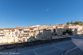 <center><center>Vaison-la-Romaine </center></center>Vue de la rue du pont romain. Au XIIe s, Vaison est dans le marquisat de Provence des comtes de Toulouse. La ville (civitas vasionensis) est alors située dans la vallée autour de la cathédrale. La rivalité de propriété entre les comtes et les évêques successifs aboutit à la construction du château comtal (fin XIIe s) et au déplacement de la population vers les défenses  naturelles de la hauteur rocheuse. Au milieu du. XIIIe siècle, les droits et les pouvoirs sont réglés (1253) et le comtat Venaissin devient propriété pontificale (1274) ; le bourg sous le château (castrum vasione) compte alors plus de cent maisons. Les constructions s’y poursuivent. La Haute-ville s’entoure de remparts au XIVe siècle pendant la période troublée de la guerre de cent ans. Jusqu'au XVIIIe s, elle s'embellit d'hôtels particuliers et d'édifices publics.