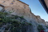 <center><center>Vaison-la-Romaine : la haute-ville.</center></center>Remparts du XIVe siècle avec des meurtières. Dès la fin de l'antiquité, la population s'est regroupée autour d'édifices chrétiens dans le secteur ouest de l'ancienne ville antique. La cathédrale N.D. de Nazareth et son cloître témoignent justement de la ville épiscopale du XIIe siècle. À la suite de rivalités de possessions, les comtes de Toulouse l'attaquèrent à plusieurs reprises et firent construire une tour, puis un château sur la hauteur rocheuse de la rive gauche de l'Ouvèze. Cette situation conflictuelle a provoqué l'abandon de la ville de l'évêque. Une nouvelle ville s'est alors établie en contrebas du château au cours de la première moitié du XIIIe siècle. Elle s'y est développée derrière ses remparts jusqu'au XVIIIe siècle entre la cathédrale à l'est, la place du marché à l'ouest, le château au sud.