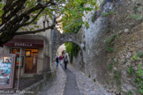 <center><center>Vaison-la-Romaine : la haute-ville.</center></center>Rue de l'horloge. Porte Vieille sur barbacane.