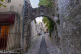 <center><center>Vaison-la-Romaine : la haute-ville.</center></center>Porte Vieille sur barbacane.