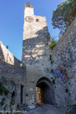 <center><center>Vaison-la-Romaine : la haute-ville.</center></center>Tour du Beffroi (base du XIVe s.) qui abritait la deuxième maison commune et  la salle de garde de laquelle on actionnait le pont-levis, le grand portail et la herse qui protégeaient l’entrée. Sur le mur, sculpture de Sebastien Zanello.