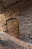 <center><center>Vaison-la-Romaine : la haute-ville.</center></center>Entrée de la salle de garde, établie sous la tour.