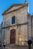 <center><center>Vaison-la-Romaine : la haute-ville.</center></center>L'Eglise-Cathédrale. Pendant la période révolutionnaire, les affrontements militaires et les tensions sociales entre partisans du pape et pro-français ont des répercussions religieuses. L’édifice perd sa fonction cathédrale lors de la réunion en un seul département du Comtat et d'Avignon (6 mars 1791). Seul l'évêché d'Avignon est conservé. À Vaison, l'évêque et les membres du chapitre sont remplacés par un curé constitutionnel. Le dépeuplement continu de la Haute-Ville entraîne le transfert de la paroisse dans l’ancienne cathédrale Notre-Dame de Nazareth en 1897. L'édifice est alors progressivement délaissé. En 2019, ont été posés dix-neuf vitrages artistiques dans les principales baies, offerts par le mécène Léonard Gianadda qui en a confié la création à l'artiste Kim En Joong.