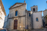 <center><center>Vaison-la-Romaine : la haute-ville.</center></center>L'Eglise-Cathédrale Ste-Marie de l’Assomption.  Dans le courant du XIIIe siècle, à la suite de l'abandon .progressif de la cité médiévale située sur la rive droite, la Haute-Ville se constitue. Une église y est édifiée en 1464 à l'emplacement d'une ancienne chapelle. Elle est située à la limite du vide et englobe à sa base le rempart. Mais elle s'avère exigüe à la fin du XVIe siècle. Débute alors un important chantier (1599 à 1601) comprenant le creusement du rocher au sud. Les derniers travaux d’envergure correspondent à l'élévation de la façade de type Jésuite (1776) qui prolonge légèrement la nef au nord et ennoblit l’entrée.