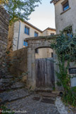 <center><center>Vaison-la-Romaine : la haute-ville.</center></center>Place de l'Orme. Le portail XVIII ème siècle de la maison du Prévôt du Chapitre.