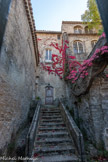 <center><center>Vaison-la-Romaine : la haute-ville.</center></center>Place de l'Orme. L’ancien presbytère.