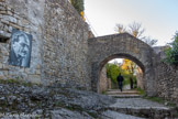 <center><center>Vaison-la-Romaine : la haute-ville.</center></center>Montée du Chapitre. Plaque commémorative en l'honneur de Guy Mounerau (1890-1976), journaliste, grand reporter, écrivain et poète qui séjourna à Vaison de 1933 à 1976 et fit de nombreux dons à la ville et à la paroisse.