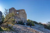 <center><center>Vaison-la-Romaine : la haute-ville.</center></center>Le château comtal (fin XIIe s.-XVIe s.). Au début du XIIème siècle, Vaison fait partie du marquisat de Provence qui dépend du comte de Toulouse. Ce dernier se heurte à l’évêque, seul maître et seigneur de la ville depuis 1108, au sujet de leurs possessions. Pour affirmer son pouvoir, Raymond VI fait élever une tour en bois en 1180. Elle est remplacée par un donjon de pierre (Turris) avec entrée au 1er étage vers 1193-1195.