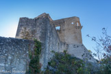<center><center>Vaison-la-Romaine : la haute-ville.</center></center>Le château comtal (fin XIIe s.-XVIe s.). En 1274, l'Eglise hérite du marquisat de Provence et se fait représenter ou château par un capitaine et quelques soldats.
Au .début du XVIème siècle, des travaux de fortification sont entrepris, puis la salle - basse du donjon devient un cachot, avec un accès direct pat le rez-de-chaussée. Dans les ailes, différents espaces sont aménagés à l’aide de cloisons de plâtre (chambre, oratoire, cuisine:..) et un niveau supplémentaire est créé avec la mise, en place d'un plancher au-dessus des bandeaux, sous les voûtes.
Les conditions de vie des soldats sont médiocres, leur capitaine réside en ville. L'édifice n'est plus entretenu, se délabre peu à peu, puis est abandonné.