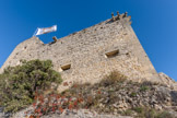 <center><center>Vaison-la-Romaine : la haute-ville.</center></center>Le château comtal (fin XIIe s.-XVIe s.). Le château est composé de trois corps de bâtiments, flanqués d’un donjon carré, entourant une cour intérieure. Les remaniements et les adjonctions (bretèche, échauguette, barbacane) datent du XVème siècle. Ils confirment la fonction militaire du château, qui est un poste de surveillance plus qu’une résidence seigneuriale. L’édifice n’est plus occupé à partir de 1791, date à laquelle il est vendu à la communauté de Vaison.
