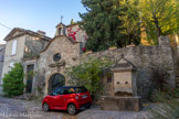 <center><center>Vaison-la-Romaine : la haute-ville.</center></center>Place de l'Orme. Un orme existait autrefois sur la place éponyme. Sans que l’on puisse en déterminer la raison deux habitants l’ont abattu le 1 mai 1647. La fontaine de la Place de l’Orme fait partie des deux dernières fontaines remises en valeur en 2011 par l’APHV (Association pour la protection de la Haute-Ville). Derrière, les restes de la chapelle dédiée à Sainte-Constance .