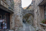 <center><center>Vaison-la-Romaine : la haute-ville.</center></center>Rue des Fours, ancienne rue Neuve.